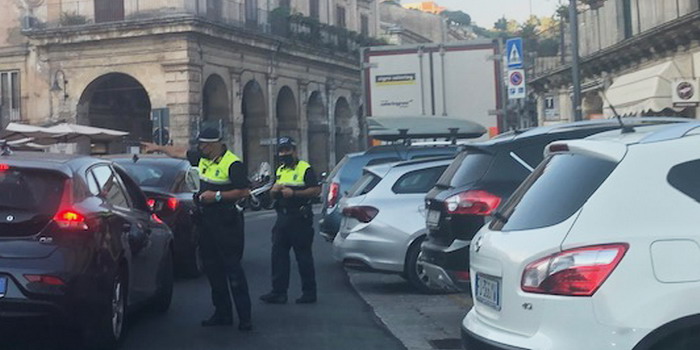 Un turista in vacanza a Modica aggredisce ausiliario della sosta e gli strappa in faccia la multa presa poco prima da un altro operatore