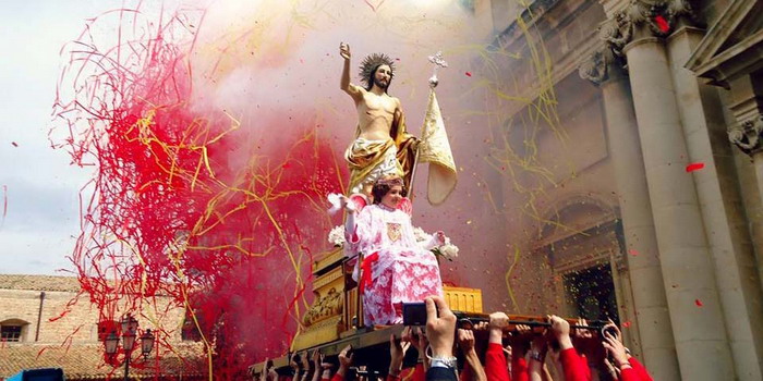 Un frammento di calcinaccio caduto da un edificio vicino alla Basilica a Comiso ha colpito un passante, ferendolo, durante la festa “A Paci”