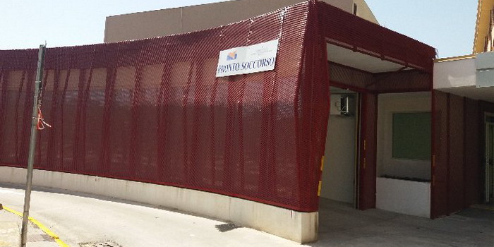 Aggredisce una guardia giurata e danneggia i locali del pronto soccorso a Modica: 29enne del posto arrestato da polizia e carabinieri