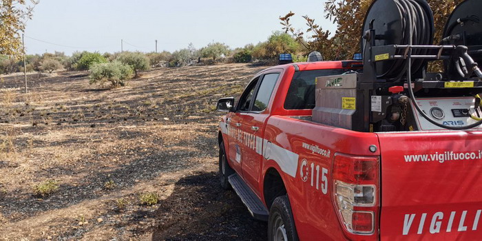 Fiamme estese tra Comiso e Vittoria spente dopo circa 4 ore di lavoro