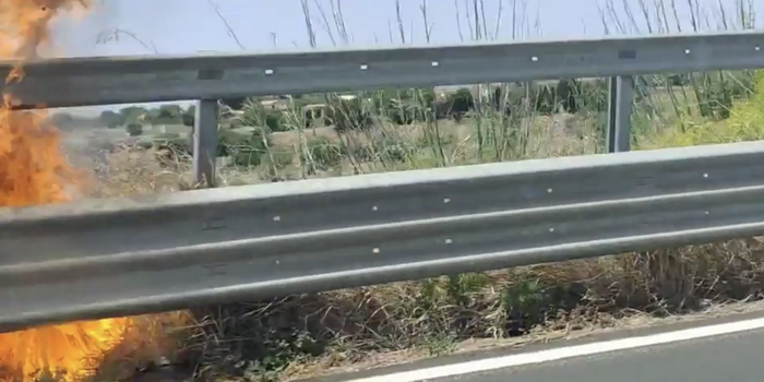 Incendio doloso in contrada Fiumara a Modica con il vecchio impianto municipale distrutto dalle fiamme e l’intera vallata a rischio: la polizia locale denuncia un 41enne di Scicli