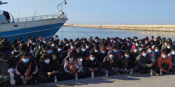 Sbarco di migranti a Pozzallo: ne sono arrivati 127, tra cui 3 donne incinte