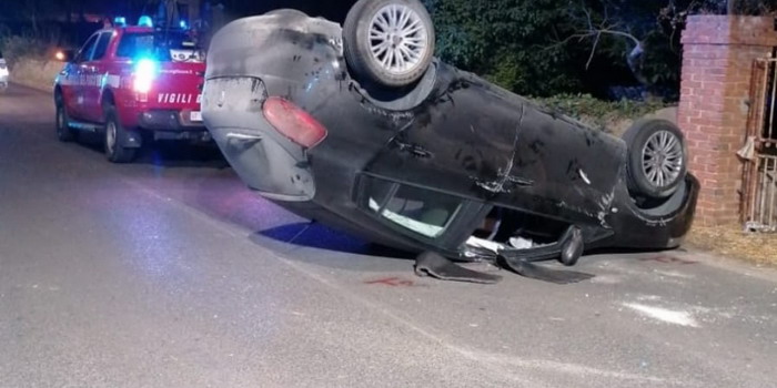 Scontro tra 2 auto in prossimità del semaforo a Vittoria con 2 feriti. Una macchina si capovolge nello Sciclitano, bloccando il traffico