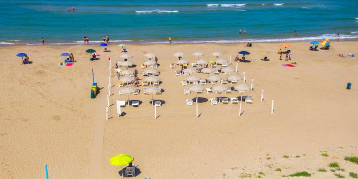 “Un’estate caratterizzata da aumenti record” secondo il Codacons: “Rincari su voli, traghetti, B&B, lidi, piscine e palestre. E non è finita”