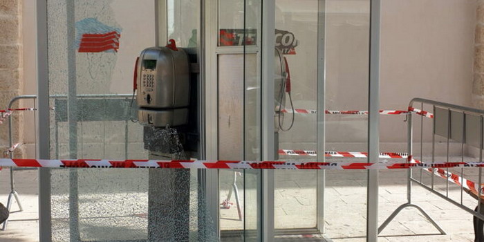 Vandalizzata l’unica, vecchia cabina telefonica di S. Croce