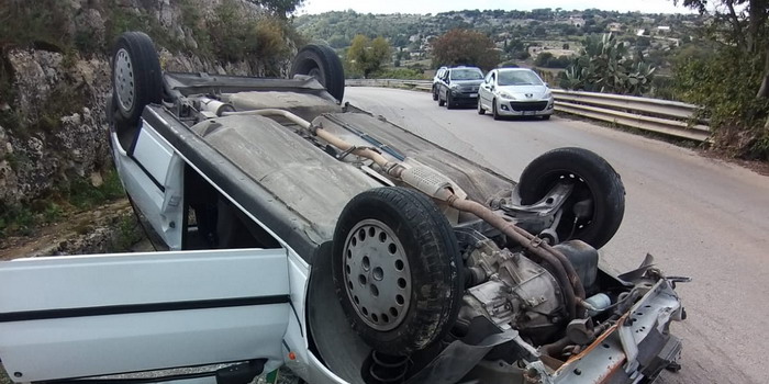 Fiat Uno si capovolge lungo la Modica Noto. Ferito il guidatore