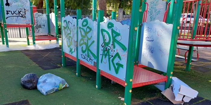 Il parco giochi per i bambini di via Sacro Cuore rovinato dai vandali