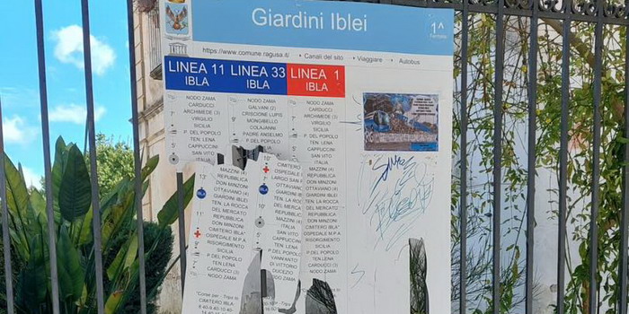 Ancora vandali in azione a Ragusa: distrutta la tabella dei bus a Ibla
