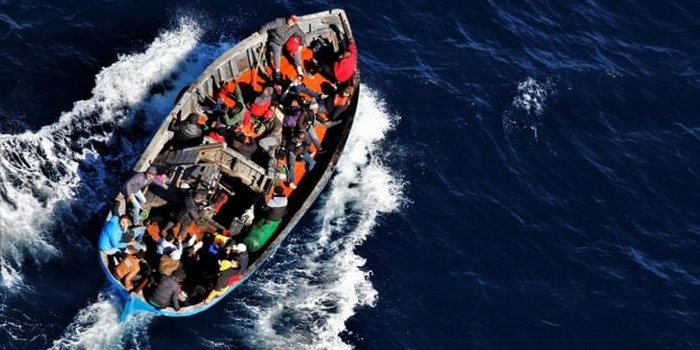 Tragedia al largo di Lampedusa: neonato di 4 mesi in fin di vita gettato in mare dalla madre