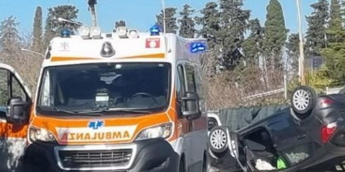 Un’auto si è ribaltata in via Biscari a Vittoria: feriti i 2 occupanti subito trasportati in ospedale