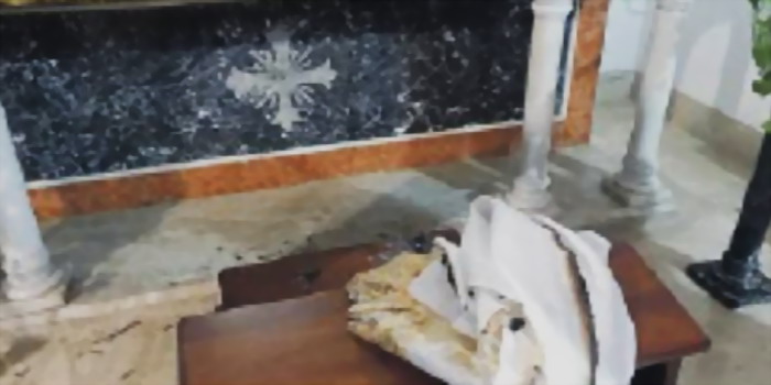 Malviventi blasfemi nel Siracusano: appiccato il fuoco in una chiesa e danneggiata un’edicola votiva