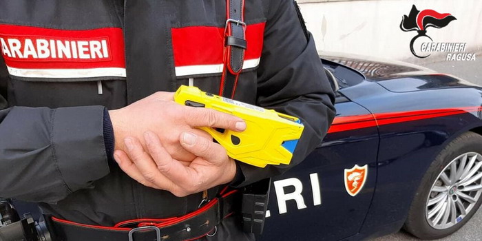 Rumeno armato di coltello bloccato dai carabinieri con il taser