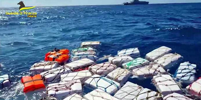 2 tonnellate di cocaina del valore di 400 milioni galleggiavano in mare. Il più grosso sequestro mai visto