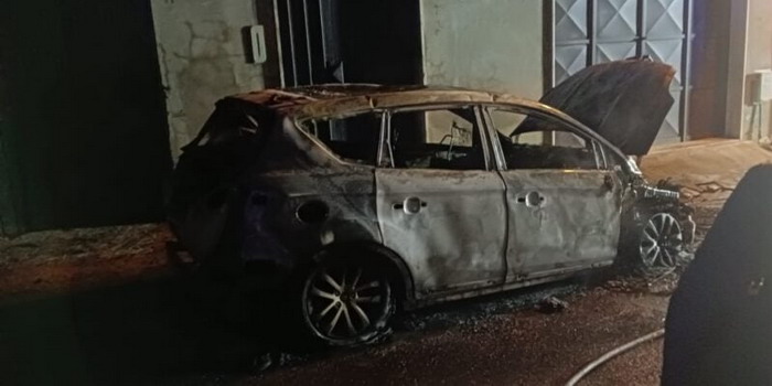 Auto in fiamme a Vittoria: il fumo intossica una coppia di anziani