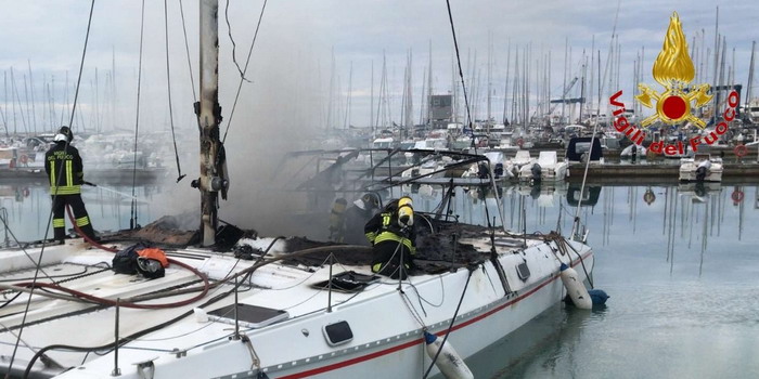 Incendio di un catamarano al porto turistico di Marina di Ragusa