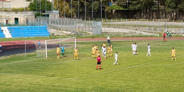 Il Ragusa fa tris di gol e torna alla vittoria.  Gli azzurri giocheranno i play out in casa contro Aversa