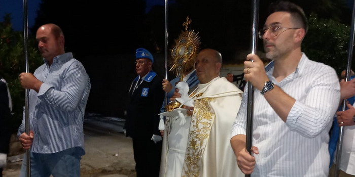 Festa del Preziosissimo sangue a Ragusa, molti i fedeli presenti domenica sera alla processione eucaristica dopo la messa