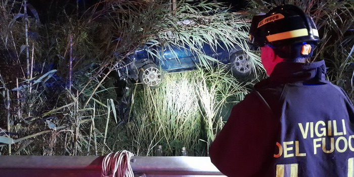 Una coppia a bordo di una Panda finisce in un canneto dopo essere uscita di strada nella notte sulla Santa Croce Scoglitti