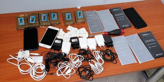 Droga e telefonini destinati ai detenuti del carcere di Ragusa. 9 smartphone e hashish sequestrati dalla polizia penitenziaria
