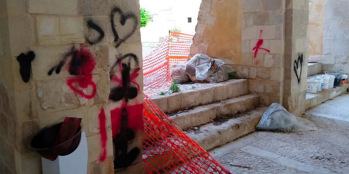 Raid vandalico all’interno dell’ex Convento del Carmine a Scicli: ignoti hanno imbrattato con la vernice spray i muri e non solo