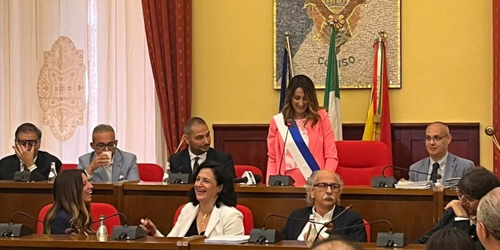 Consiglio comunale molto rosa a Comiso con 11 donne. Manuela Pepi presidente, la sua vice è Mariella Giurato