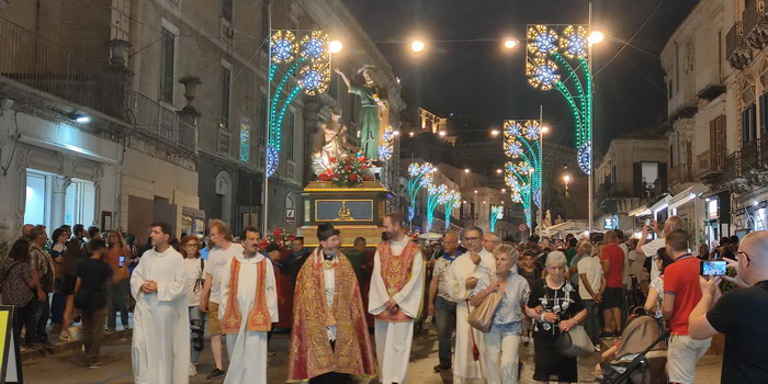 Partecipata processione per l’epilogo della festa di San Pietro a Modica. Successo anche per le tradizionali bancarelle in viale Medaglie d’Oro