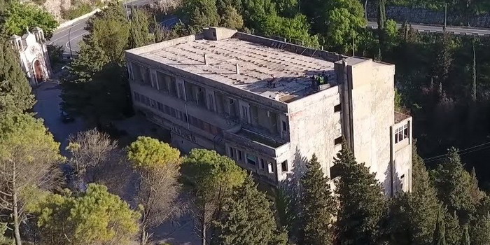 8 milioni e mezzo di debiti: il comune di Chiaramonte vende l’ex albergo abbandonato “La Pineta” e il mercato ortofrutticolo “fantasma”