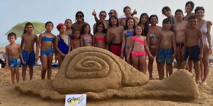 La “Donnalumaca” di Donnalucata: originale scultura di sabbia realizzata dai bimbi e dai loro genitori in spiaggia