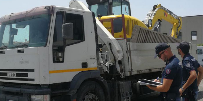 Rubano camion ed escavatore: inseguimento in autostrada da Ragusa a Cassibile con i ladri che si lanciano dal mezzo in corsa