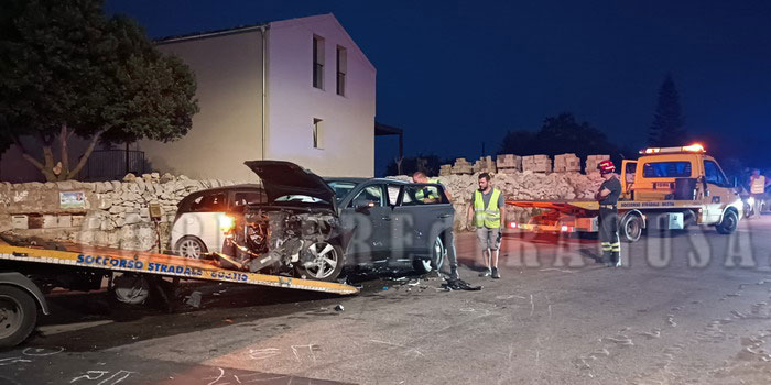 FOTO Scontro tra 2 auto con un morto e 2 feriti nelle campagne di Modica. Rilievi fino a tarda sera per accertare la dinamica