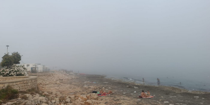 Fare il bagno con… la Lupa! Il fenomeno della fitta nebbia ha avvolto completamente Marina di Ragusa, Donnalucata e il resto del litorale
