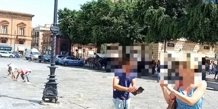 Un uomo in monopattino lancia 2.000 euro in banconote da 50 in piazza Verdi a Palermo