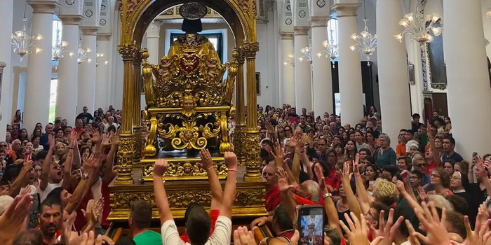 Festa grande a Giarratana per il patrono San Bartolomeo con il rito della “Scinnùta”. Evocazione accorata nella chiesa gremita