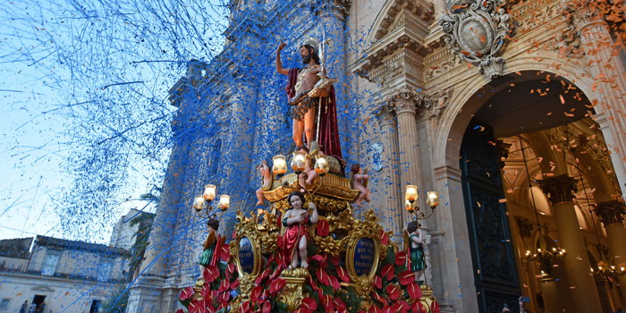 Bagno di folla per il finale della festa del Patrono San Giovanni Battista a Ragusa in uno straordinario tripudio di colori
