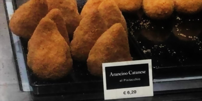 Caro, anzi, carissimo arancino catanese! Un pezzo a 6 euro e 20 centesimi all’aeroporto di Catania. Codacons: “Più controlli”