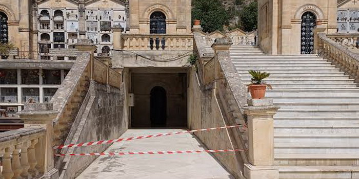 Rischio crolli e distacco calcinacci: vietato l’accesso in alcune aree del cimitero di Scicli. Ordinanza sindacale, apposte le transenne