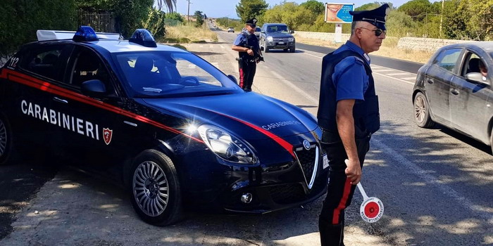 Un 30enne tunisino armato di coltello a Punta Braccetto viene bloccato dai carabinieri, finge un malore e li aggredisce. Denunciato