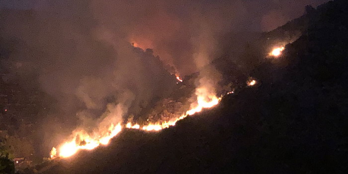 Incendio inarrestabile sulla Ragusa Chiaramonte: le fiamme verso Ibla. Evacuate abitazioni e aziende zootecniche