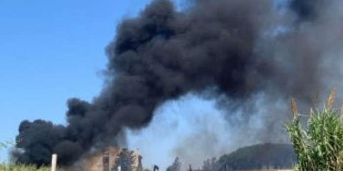 Incendio di sterpaglie e rifiuti potenzialmente tossici sulla Vittoria Gela. Fumo nero visibile da molti chilometri di distanza