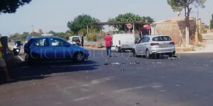 Violento impatto tra una Fiat Tipo e una Nissan Micra sulla circonvallazione di Donnalucata: un ferito portato in ospedale