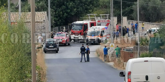 Incidente stradale con un morto in contrada Trebalate a Modica: elisoccorso atterrato sul posto, auto praticamente distrutta