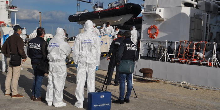 Sbarco al porto di Pozzallo di 37 migranti: la polizia denuncia 3 presunti scafisti per favoreggiamento dell’immigrazione clandestina