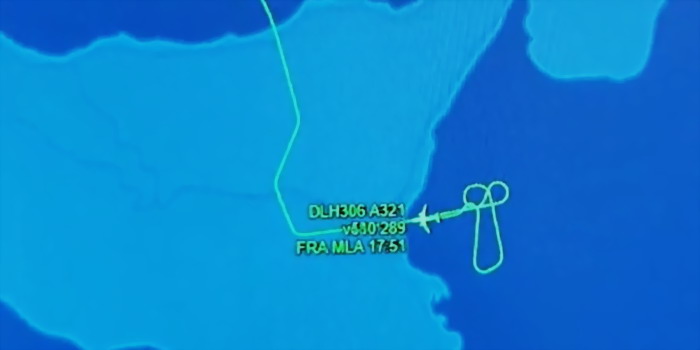 Gli dirottano a Malta il volo da Francoforte a Catania: il pilota dell’aereo di linea traccia per protesta una rotta a forma di pene