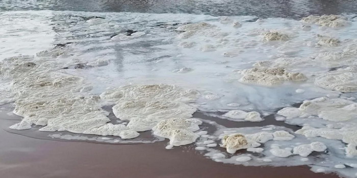 Foto di chiazze schiumose bianche nel mare di Sampieri fanno il giro dei social e destano timori di inquinamento