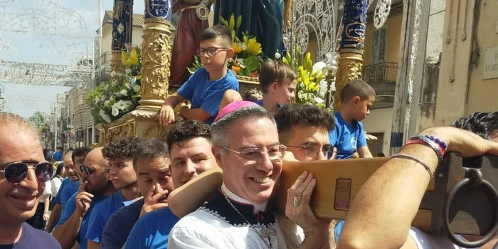Se anche il Vescovo porta a spalla il simulacro: è accaduto a Giarratana per la festa di San Giuseppe. Un evento insolito che ha colpito i fedeli