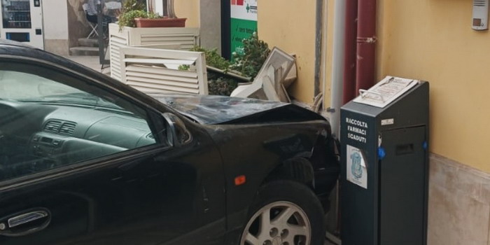 Panico in corso Umberto a Modica: auto invade il marciapiede e si schianta a muro