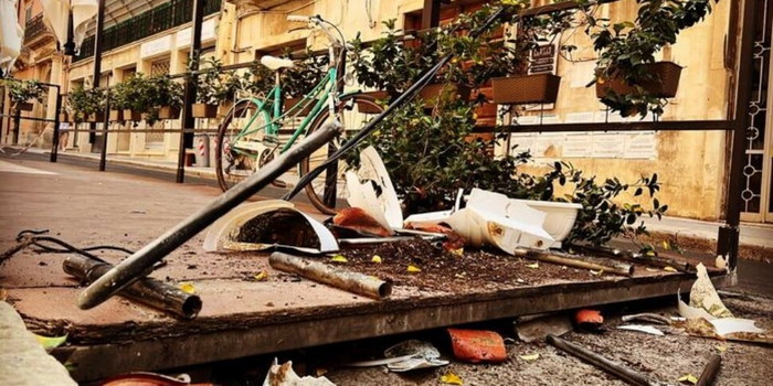 Il dehor di una pizzeria completamente distrutto dai vandali nel cuore di Ragusa. Titolare amareggiato