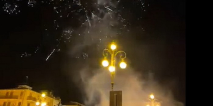 Fuochi d’artificio e petardi non autorizzati in piazza del Popolo a Vittoria. Il sindaco reagisce