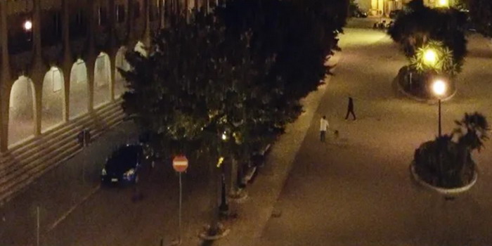 Rissa di mezzanotte in piazza Italia a Scicli a colpi di spranghe e bottiglie di vetro e aizzando anche i cani davanti ai passanti