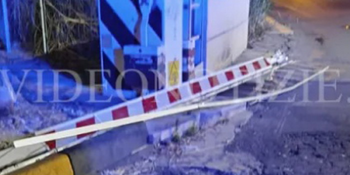 Un autocarro ha rischiato di essere travolto da un treno al passaggio a livello a Scicli. Non si sono registrati feriti